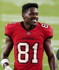 Antonio Brown re-signing with Buccaneers on one-year deal