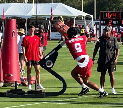 Baker Mayfield has awkward hello for Rodrigo Blankenship at Bucs camp